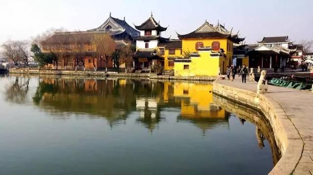 逃离废弃高校