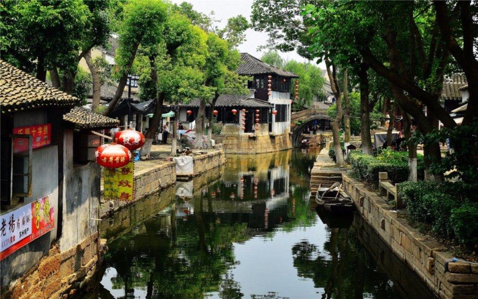 一名消防员徒手清理废墟且用力较大，三层厚的手套被磨破