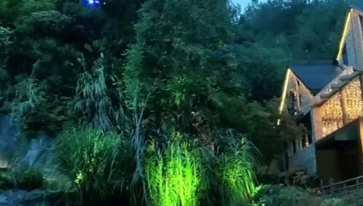 高空畅游的女孩